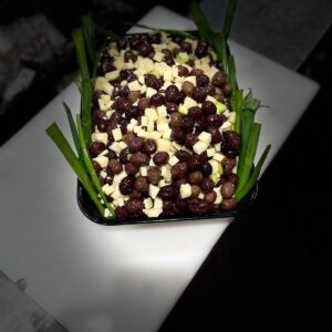 Olive nere con pepato vecchio di Lentini e cipolletta fresca – Vaschetta da 200g